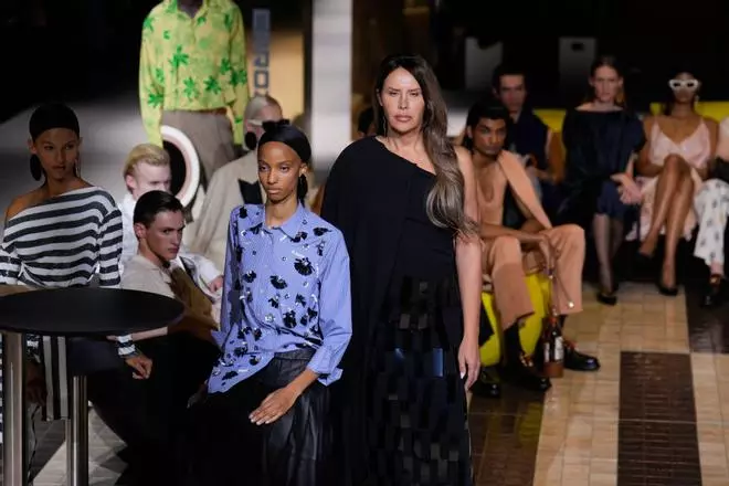 Erroz conecta cultura con moda y ficha a Karla Sofía Gascón