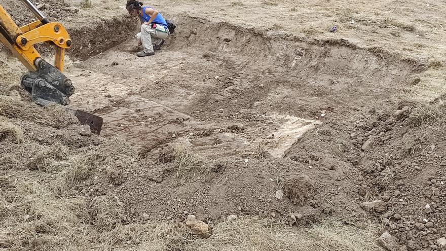 Aremehisa espera hallar los restos de entre 70 y 80 personas en una de las fosas del cementerio de Aguilar