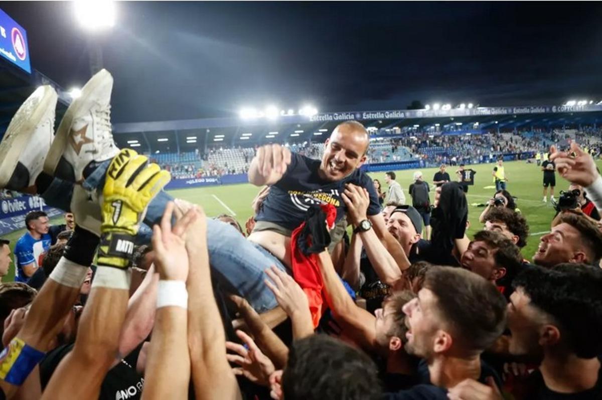 Company es manteado por sus jugadores tras conseguir ascender a Segunda al Andorra