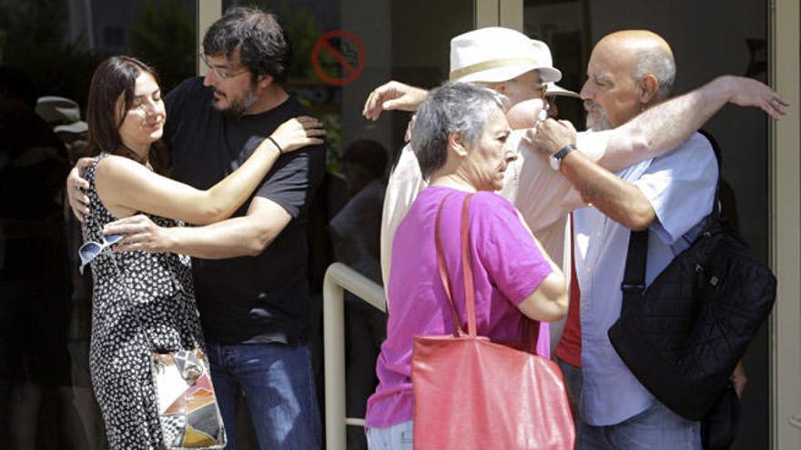 Amigos y familiares, dando el último adiós al escritor.