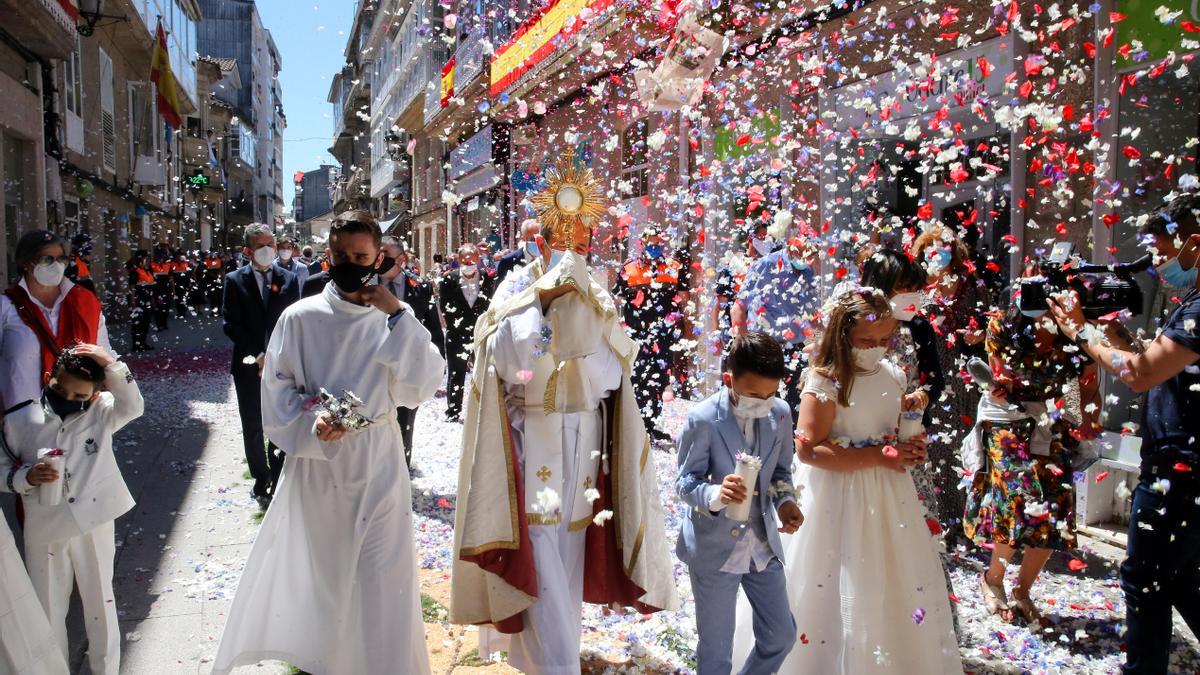 Ponteareas recupera sus alfombras de Corpus adaptándose al COVID