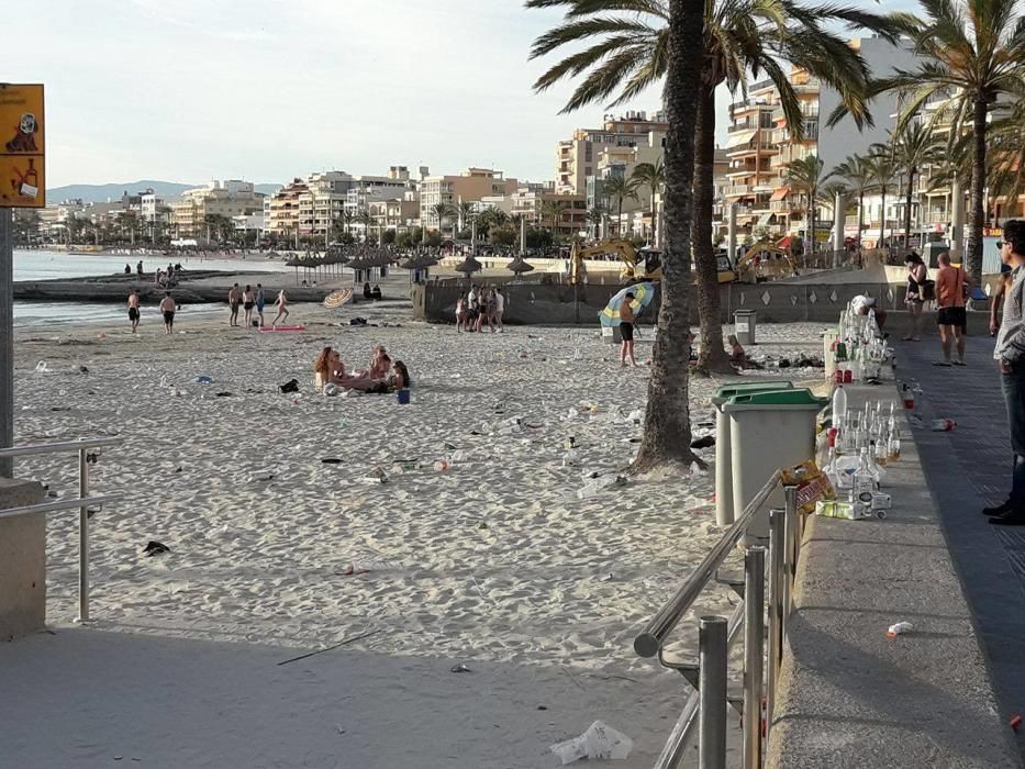 Los restos de un gran botellón invaden la playa de s'Arenal de Llucmajor