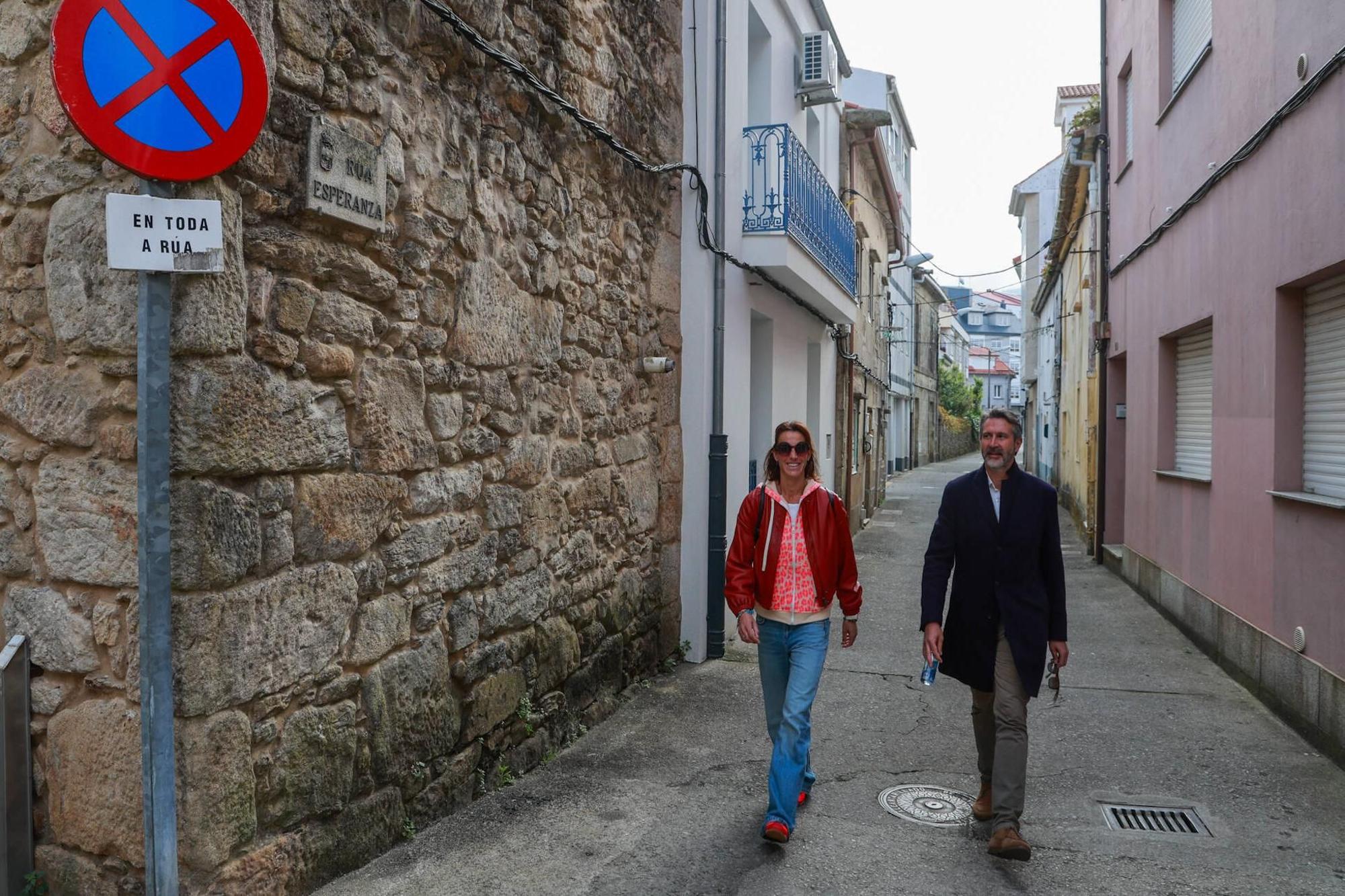 La concejala Paola María y el alcalde, Alberto Varela, en la calle Esperanza.