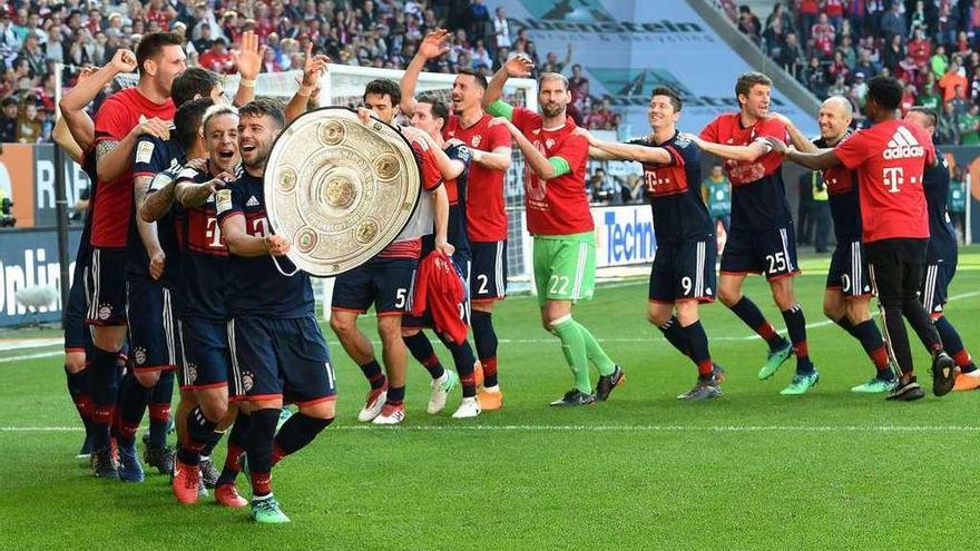 Los jugadores del Bayern festejan el título. // Efe