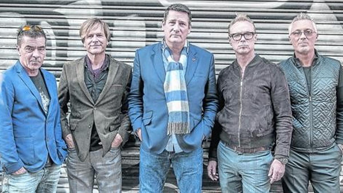 De izquierda a derecha, John Keeble, Steve Norman, Tony Hadley, Gary Kemp y Martin Kemp, ayer en Barcelona.