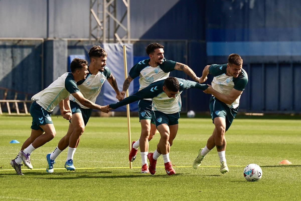 El Málaga CF entrenó este viernes entre risas.