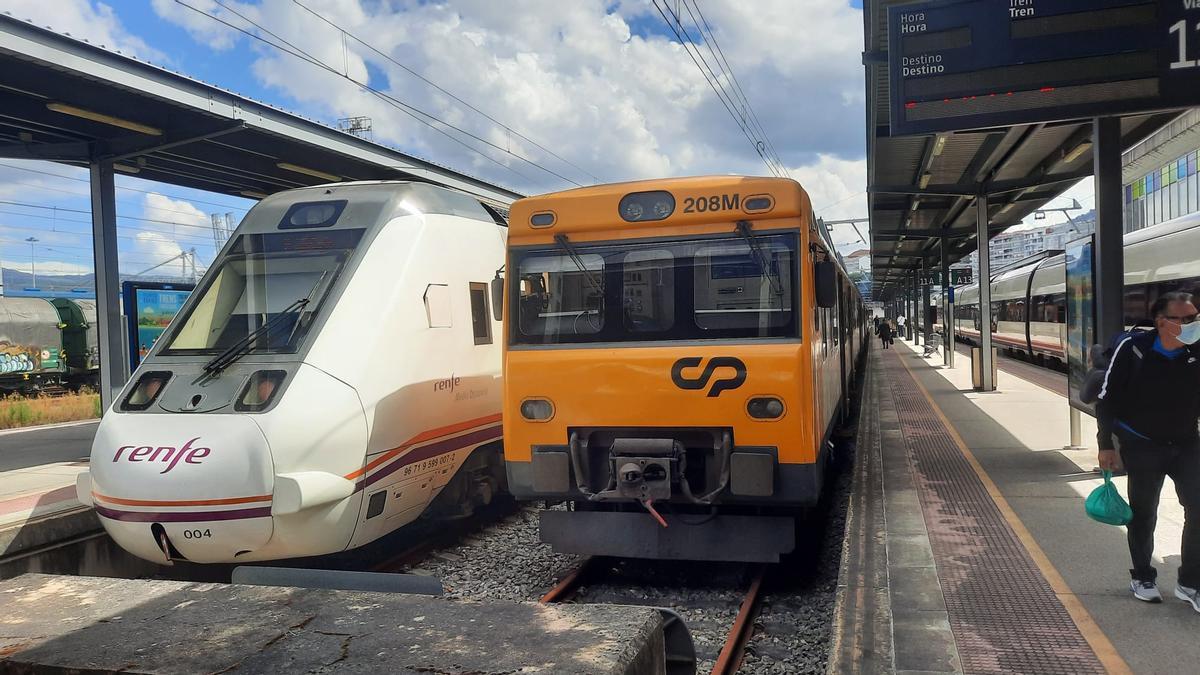 Un tren regional de Renfe y el Tren Celta de Comboios de Portugal, en la estación de Vigo-Guixar