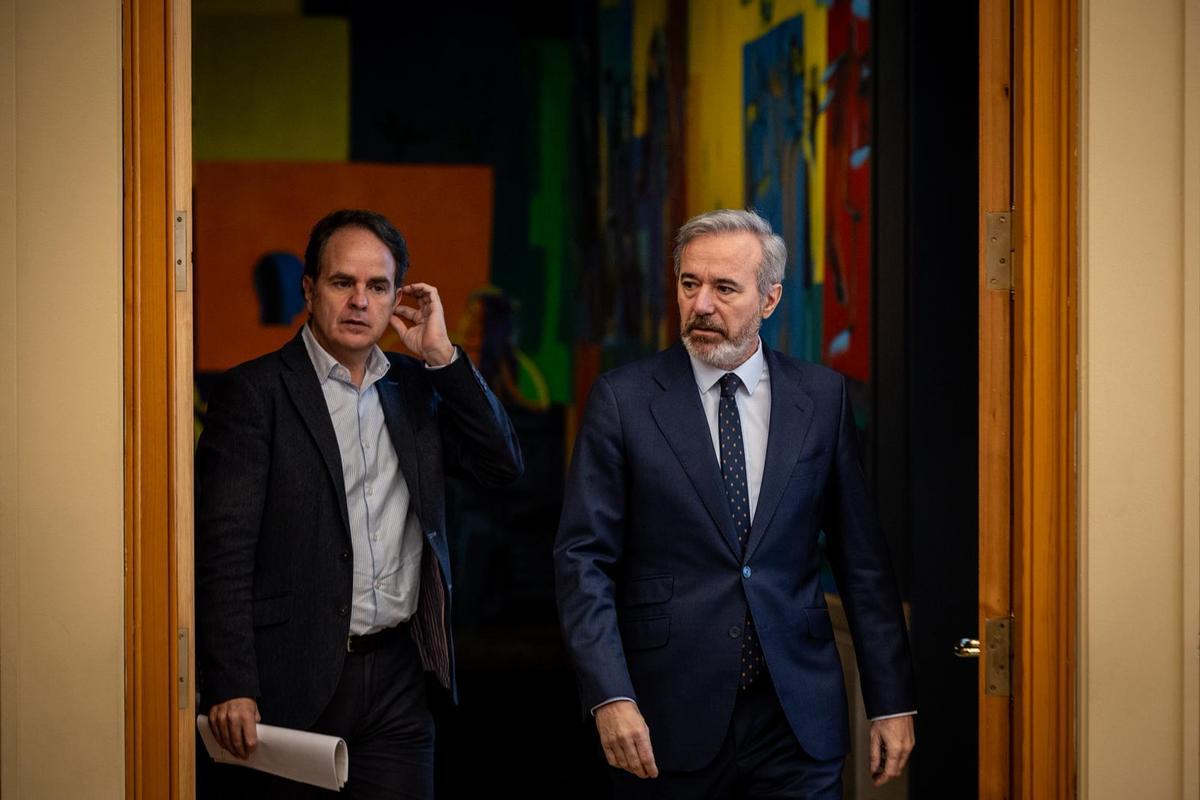 El consejero de Hacienda, Roberto Bermúdez de Castro, y el presidente de Aragón, Jorge Azcón, este jueves en la Sala de Columnas del Pignatelli.