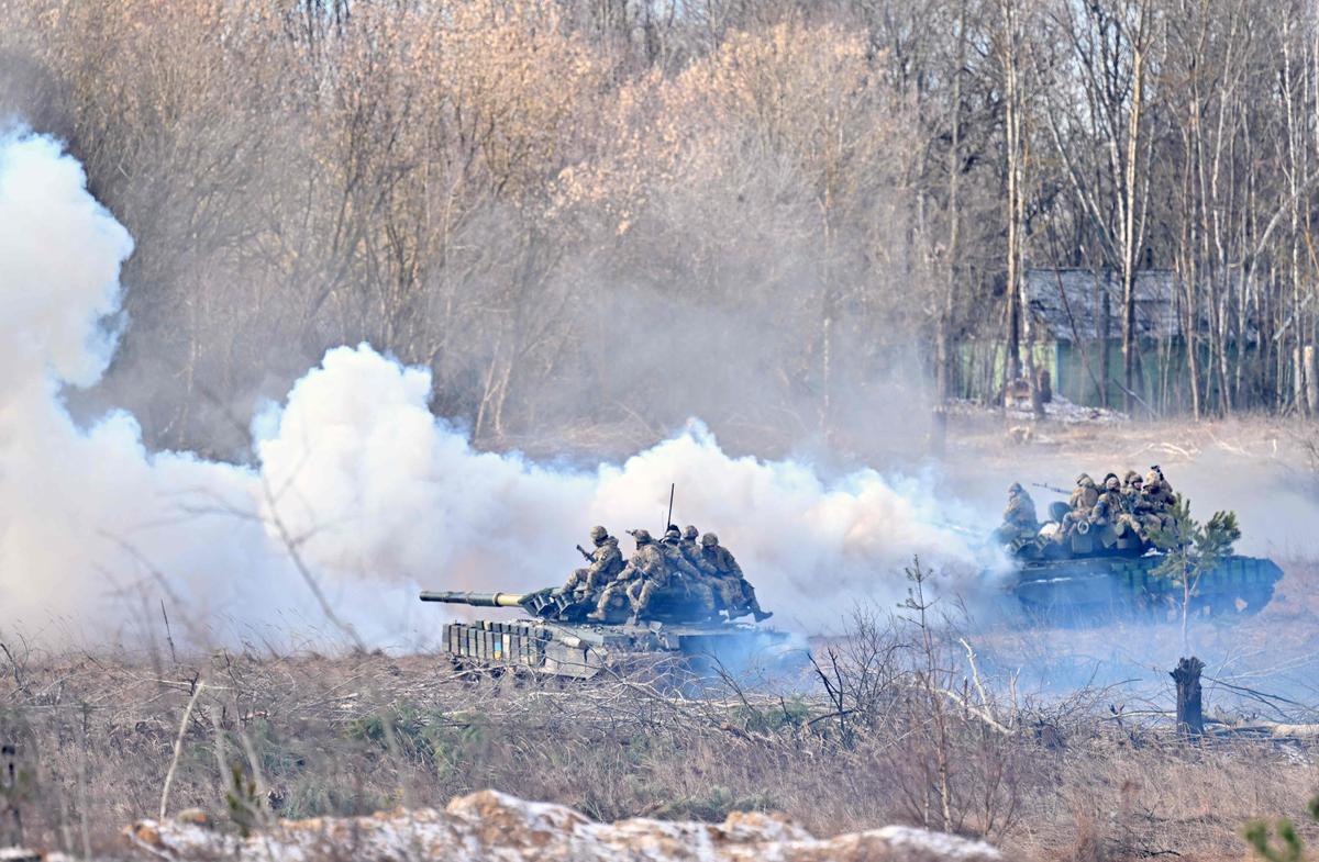 Soldados ucranianos participan en ejercicios militares simulando un posible ataque en la zona de Chernóbil a pocos kilómetros de la frontera con Bielorrusia, el 20 de febrero de 2023