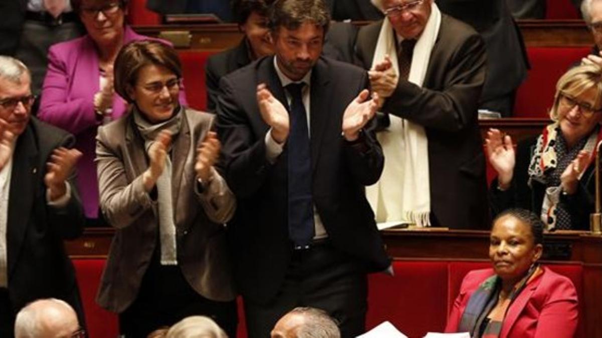 Diputados franceses aplauden a la ministra de Justicia, Christiane Taubira (derecha), antes de votar la ley, este martes en París.