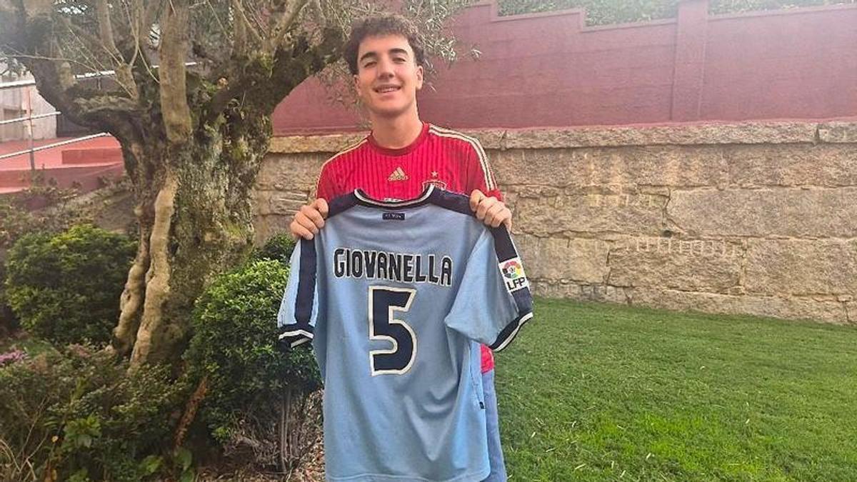 Rodrigo muestra feliz la camiseta del Celta que heredó de su abuelo y que recuperó tras perderla durante la noche del sábado en la celebración en Praza de América.