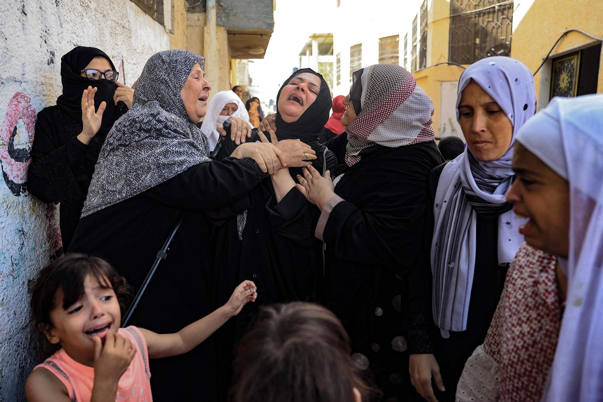 Funeral por miembros de la familia Abu Quta family y sus vecinos, muertos tras ataques con misiles de Israel en la ciudad palestina de Rafah, en la Franja de Gaza.