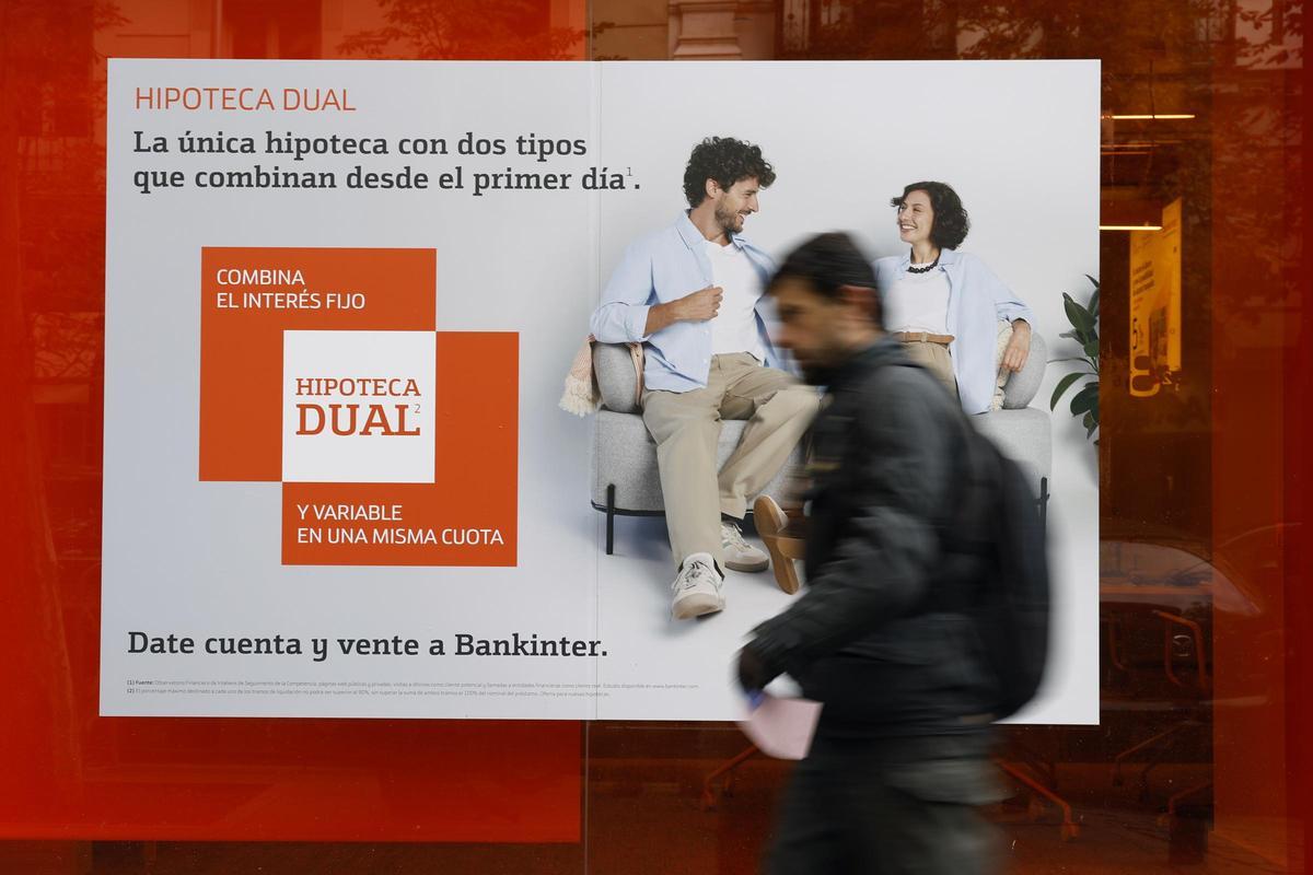 Anunci d'una hipoteca a una oficina bancària, en una imatge d'arxiu.