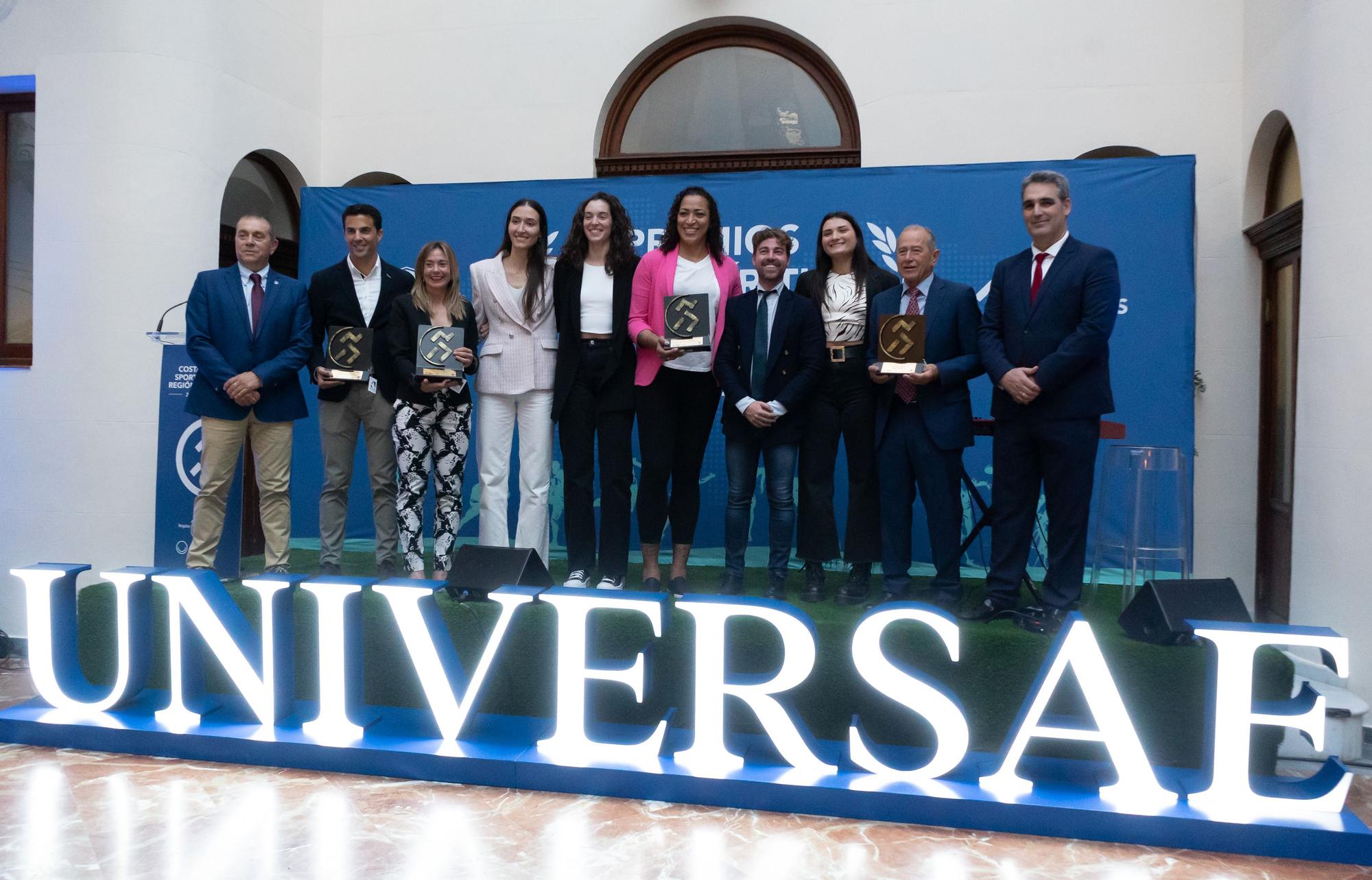 Foto de familia de la entrega de Premios al Espíritu Deportivo UNIVERSAE, cuyo jurado estuvo formado, entre otros, por Ricardo Fernández, director de comunicación de UNIVERSAE (izquierda)