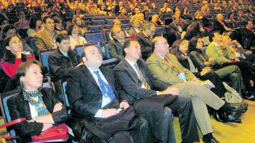 El concejal ovetense Agustín Iglesias Caunedo (segundo por la izquierda) y el consejero de Salud del Principado, Ramón Quirós (a su lado), momentos antes de la inauguración del congreso en el Auditorio de Oviedo.