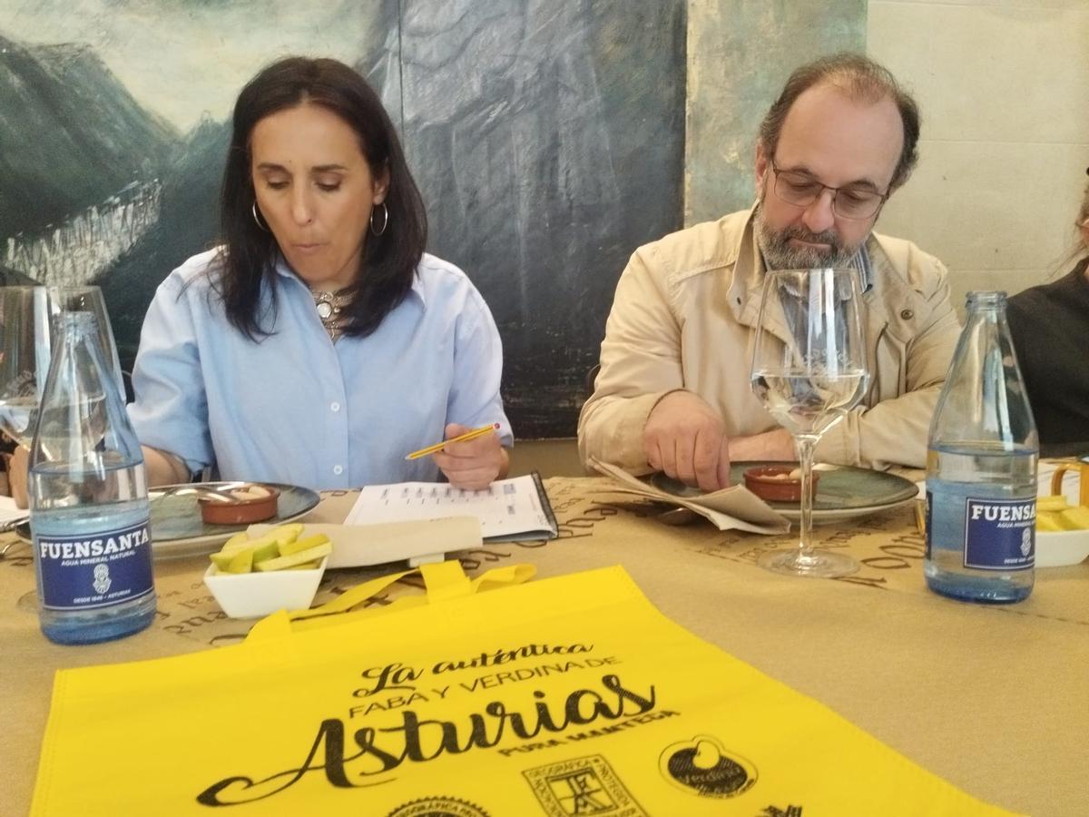 La cata a ciegas para elegir la mejor Faba Asturiana IGP en Grado, en imágenes