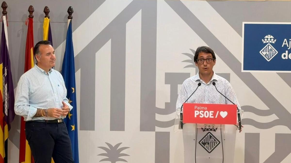 El portavoz del PSOE en el Ayuntamiento de Palma, Francesc Dalmau (i), y el secretario general de la Agrupación Socialista de Palma, Iago Negueruela (d), en rueda de prensa.