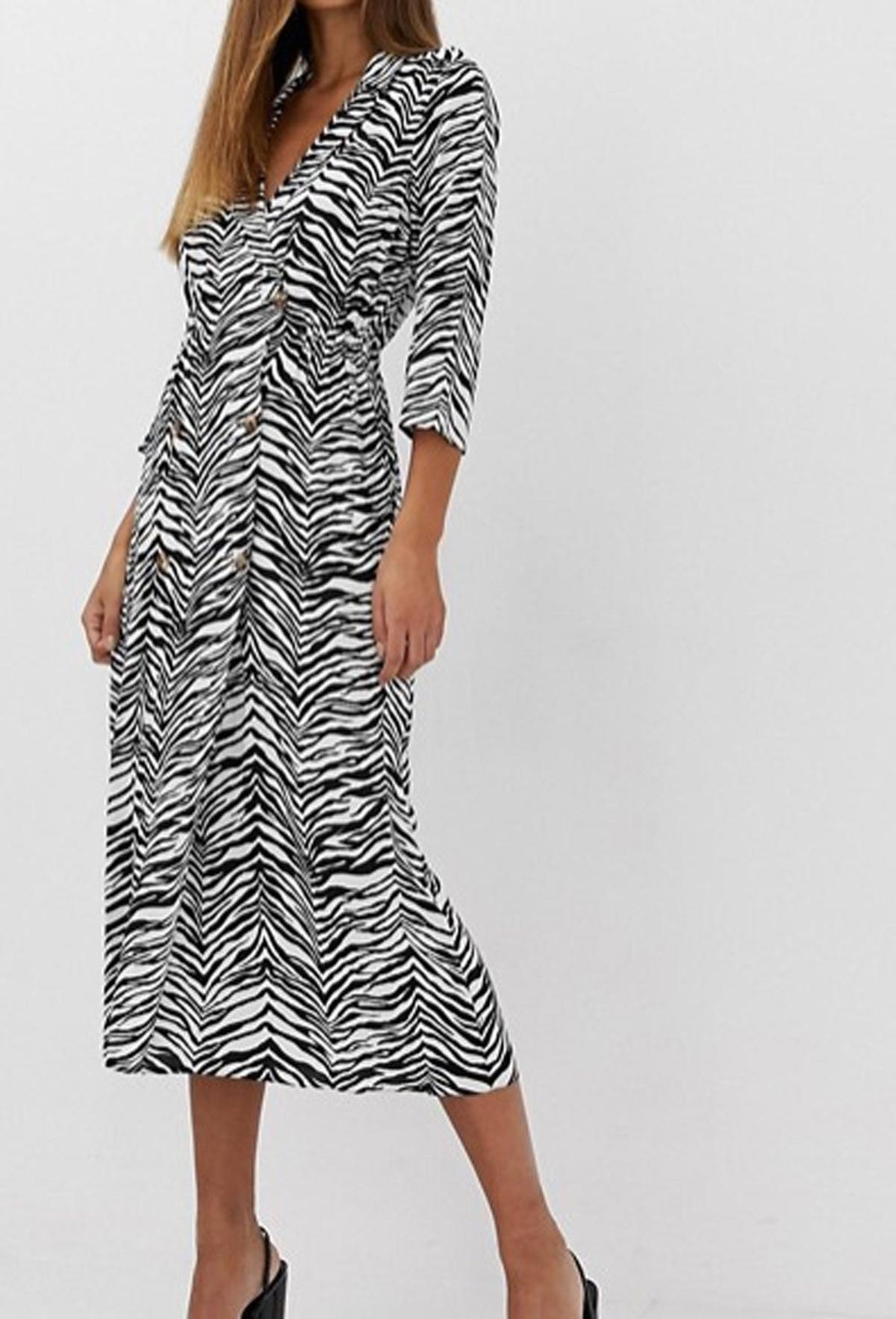 Clon del vestido de Stradivarius 'animal print' en cebra. Puedes comprarlo aquí.