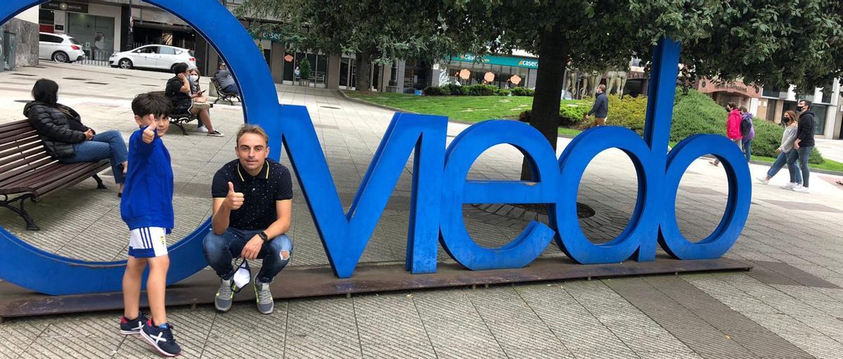 Héctor Font, junto a su hijo Mateo, ante las letras de Oviedo, en la capital del Principado. | R. O.