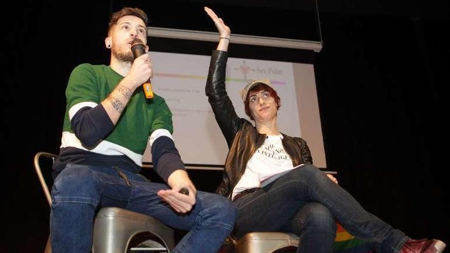 Cristian Garza y Celia Blanco durante una charla. // Bernabé/Javier Lalín