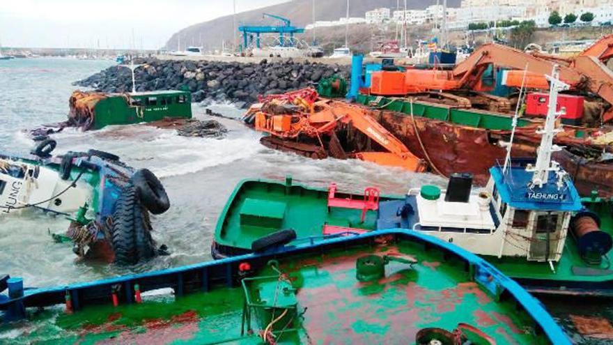 La consignataria Cargo Lanzarote tendrá que pagar 7,1 millones por las gabarras hundidas en Gran Tarajal