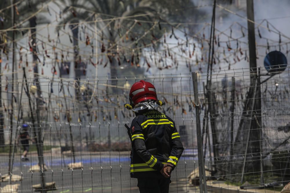 La Pirotecnia Murciana se estrena en Hogueras con una mascletá con un potente final