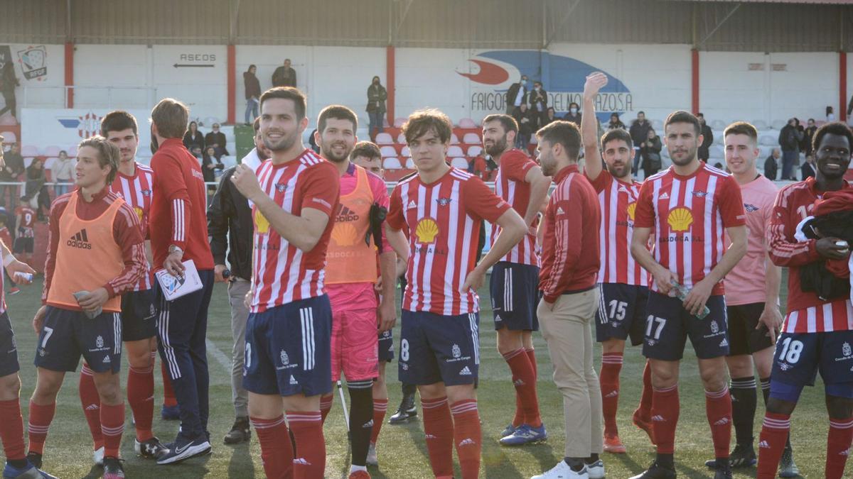 Los jugadores del Alondras celebran la victoria y la permanencia, una temporada más, en Tercera. // GONZALO NÚÑEZ