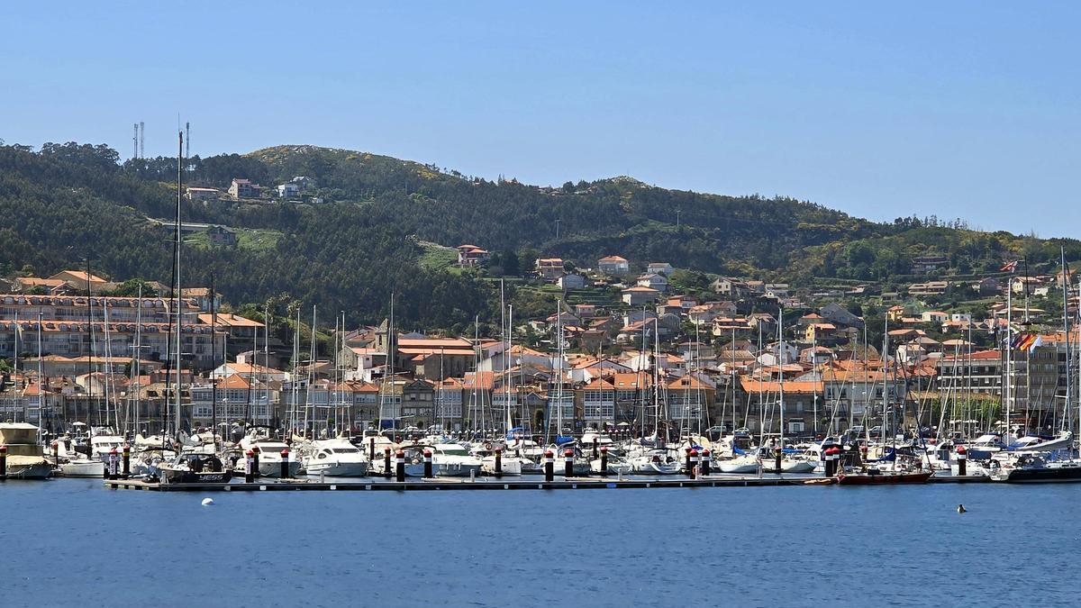 Vista general de Baiona y su puesto deportivo con viviendas al fondo.