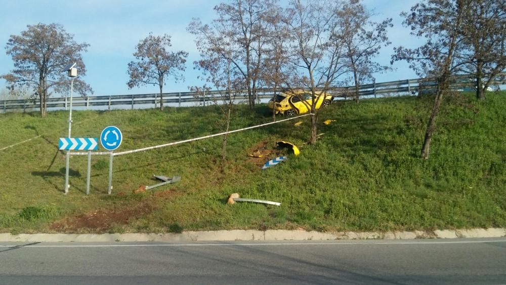 Accident a la rotonda de la Petrocat a Manresa