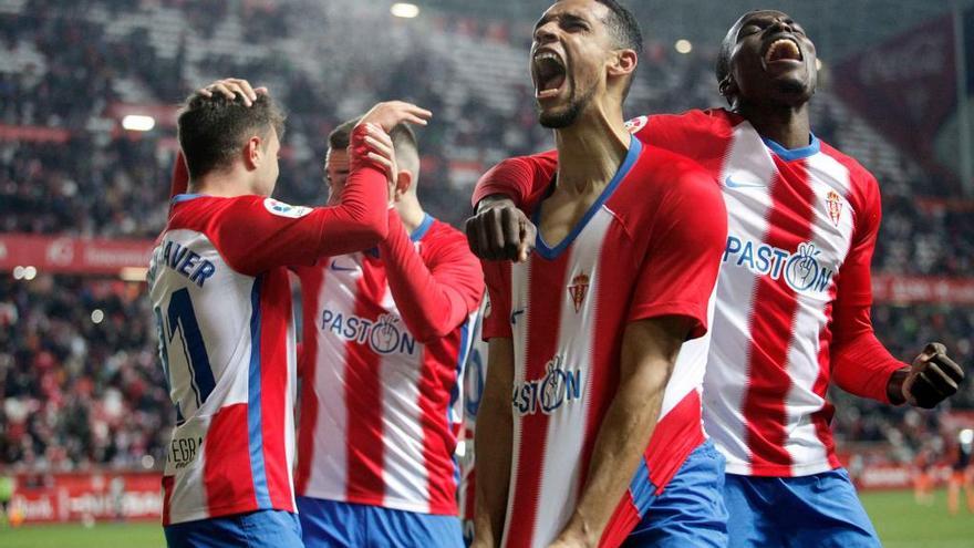 Blackman celebra el gol con Cofie, con Traver y Pedro Díaz a la izquierda.