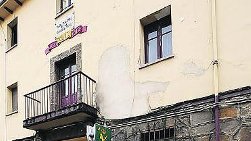 Fachada del actual cuartel de la Guardia Civil de Mieres.