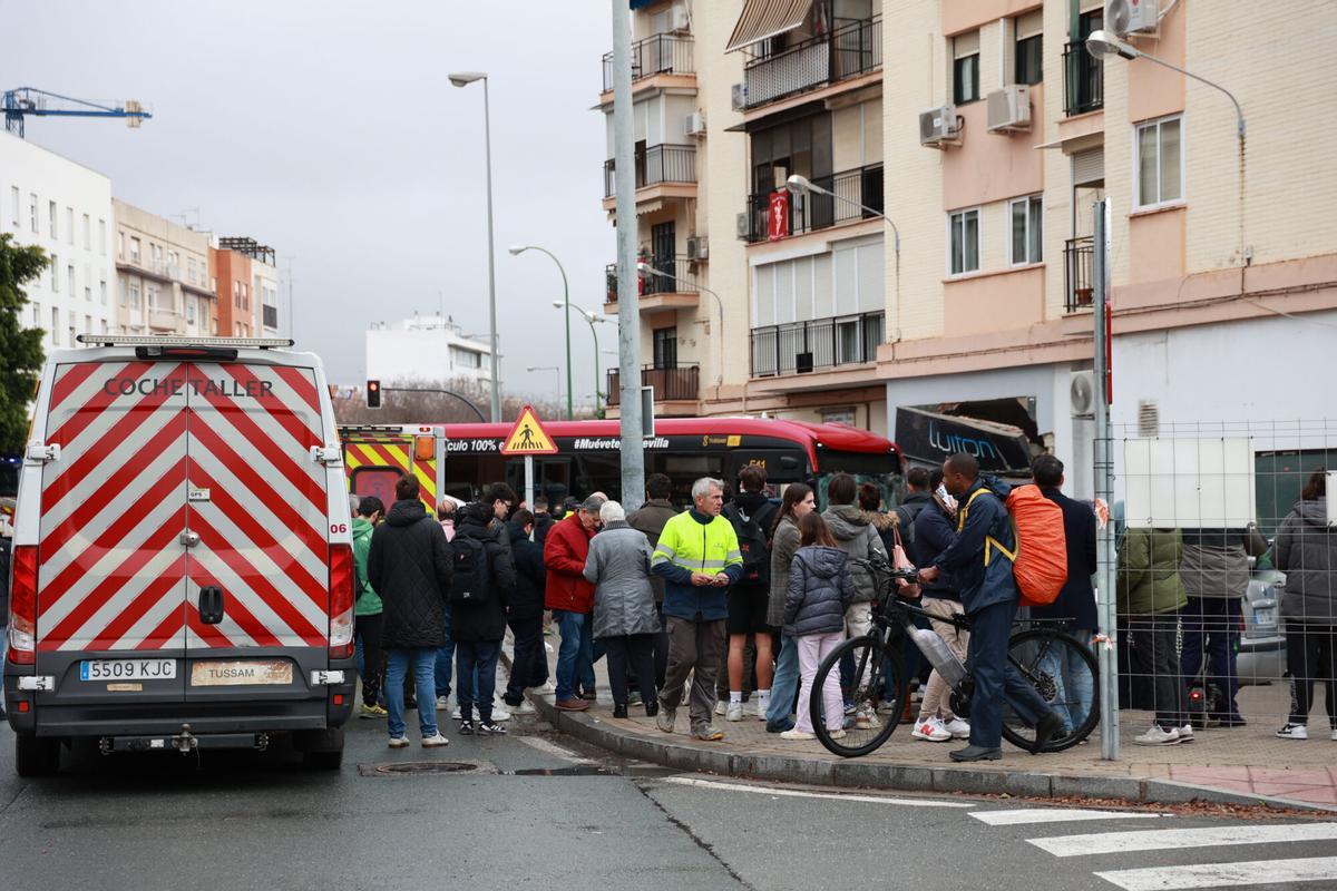 Un accidente con un autobús de Tussam deja 20 heridos en Nervión