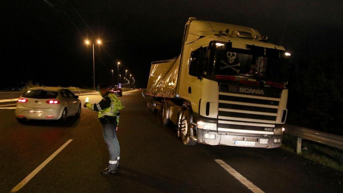 El puente Ibn Firnás de Córdoba registra otro vuelco de carga de un camión