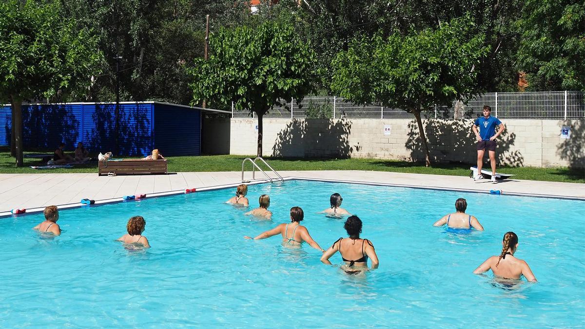 L’Escola de Salut de Súria tanca una edició molt reeixida amb una sessió d’aiguagim a les piscines