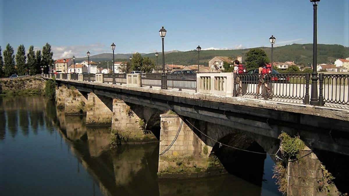 Puente romano sobre el río Ulla que une las localidades de Padrón y Pontecesures / mar de santiago