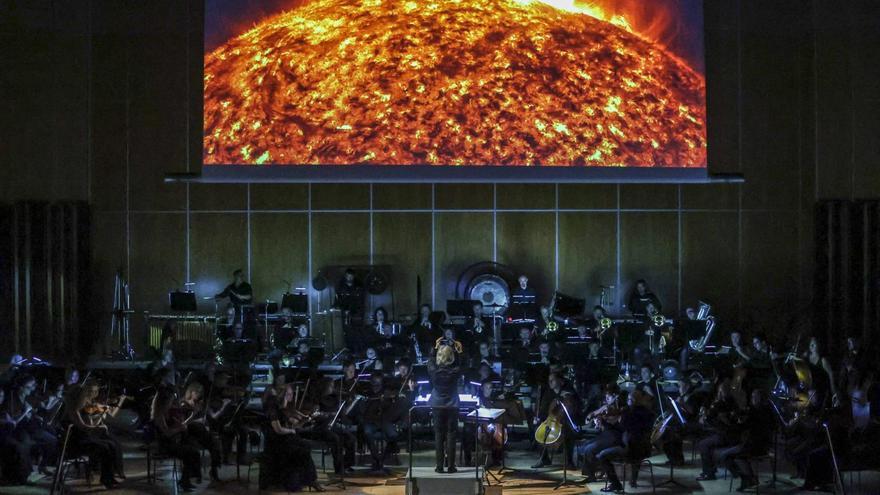 Un concierto estelar para mirar al cielo: Oviedo Filarmonía culmina con gran éxito "Armonía Eclíptica", un concierto multimedia con proyecciones del universo