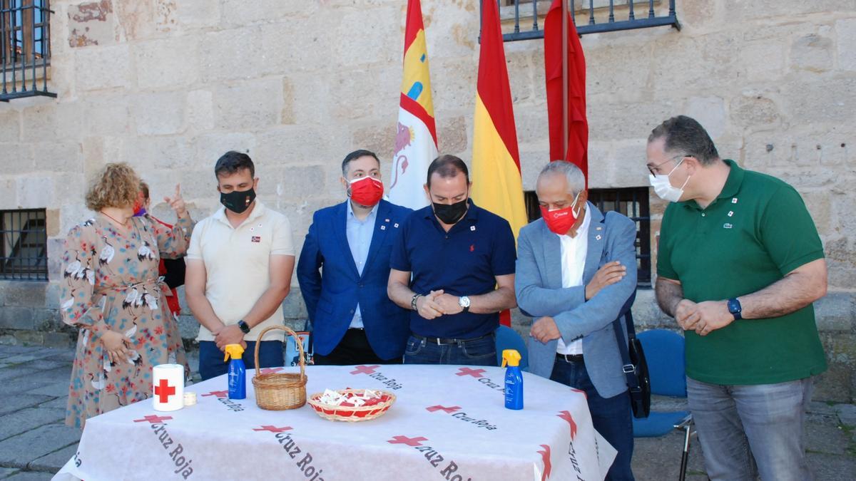 Los presidentes de la Diputación y Cruz Roja, en la mesa petitoria de la Plaza de Viriato