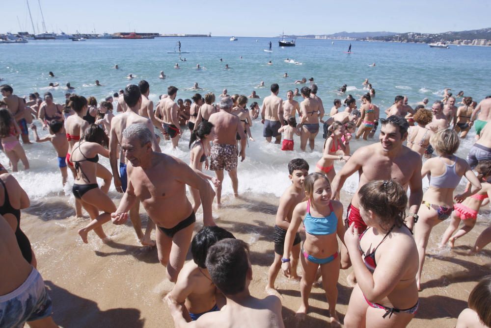 El primer bany de l''any congrega centenars de persones a Palamós