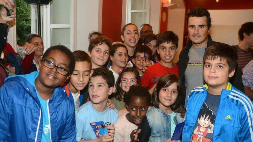 El pentacampeón posa con un grupo de niños en el Pazo Mugartegui de Pontevedra.