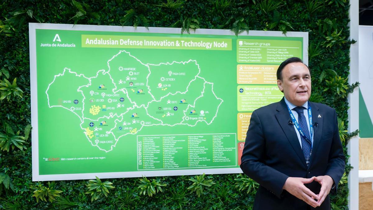 El consejero de Universidad, Investigación e Innovación, José Carlos Gómez Villamandos, presenta un avance del mapa del sector de la defensa y seguridad en Andalucía, en la Feria de la Industria de la Defensa que se celebra en Madrid.