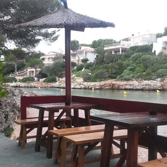 Terraza del chiringuito Sa Cova Calan' Blanes, en Menorca