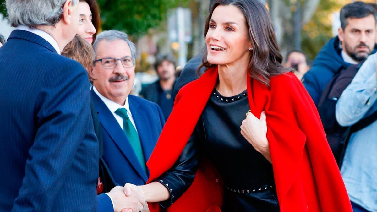 La reina Letizia activa el 'modo invierno' con su top de cuero más 'punk' y el abrigo rojo que siempre es una buena idea