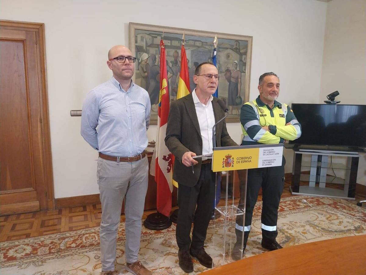 El jefe provincial de Tráfico, Alfonso Ibáñez; el subdelegado del Gobierno en Zamora, Ángel Blanco; y el capitán del Subsector de Tráfico de la Guardia Civil, Juan Carlos Nogueiras