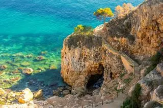 La cala de aguas cristalinas situada bajo uno de los acantilados más impresionantes de la Costa Blanca
