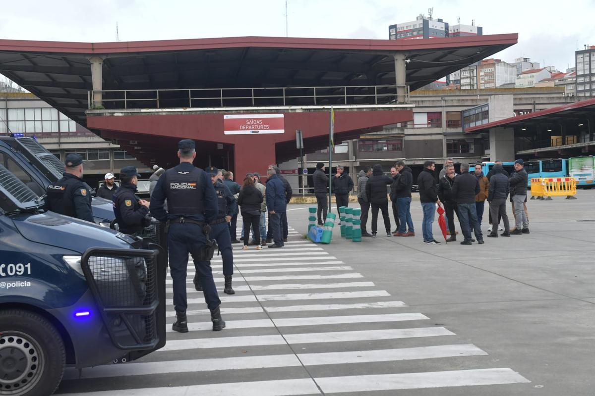 Dársenas vacías y autobuses parados en otra jornada de huelga de los buses interurbanos en A Coruña