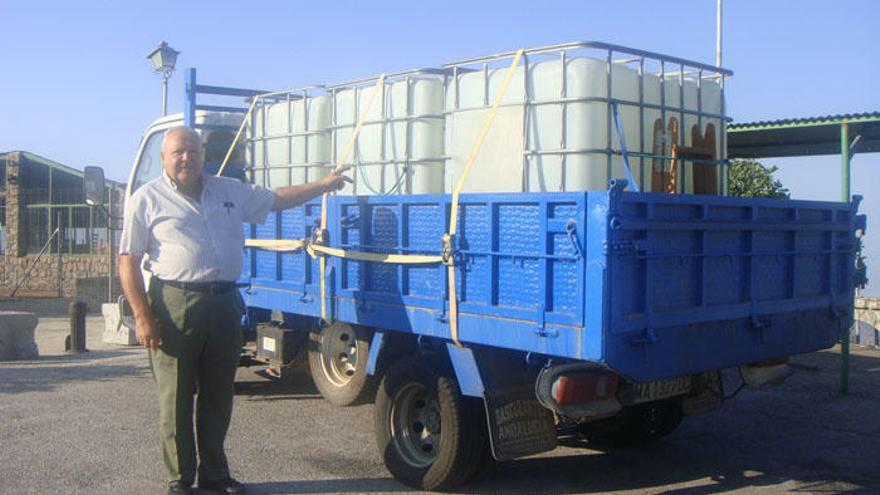 José Martín con un camión de reparto de agua en 2013.