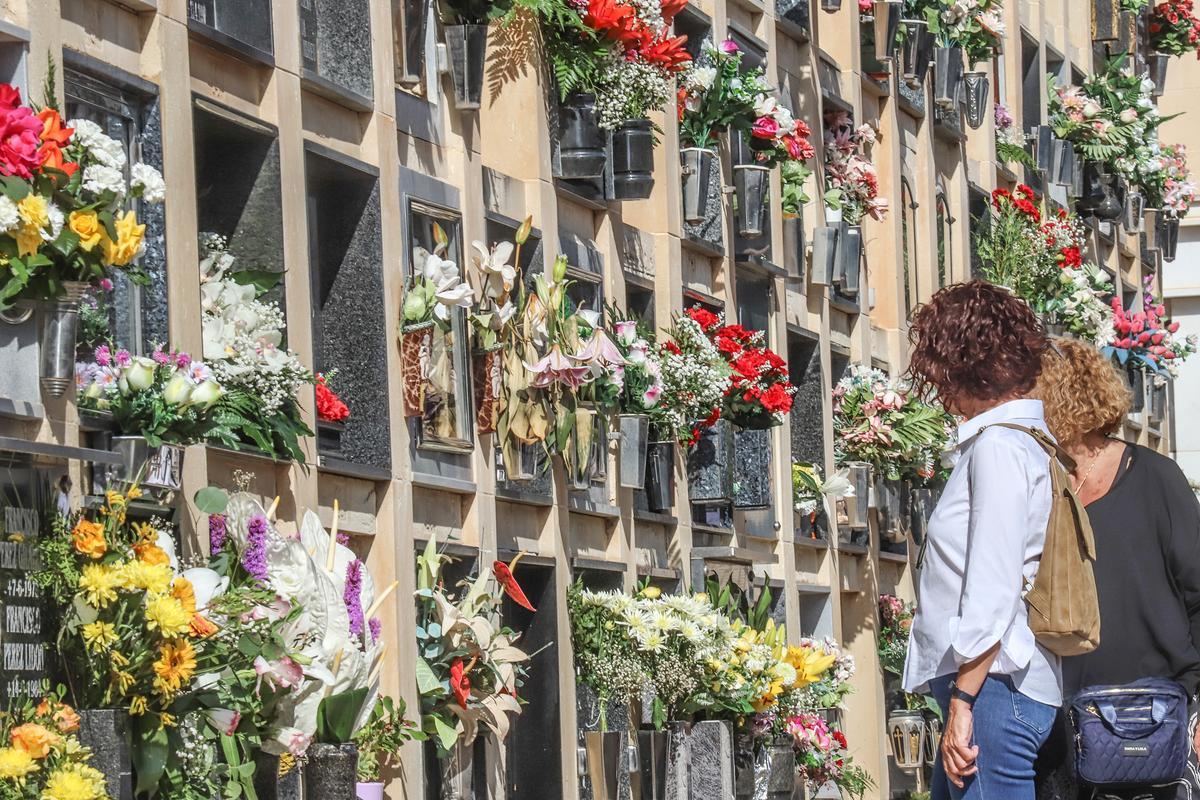 El cementerio parroquial de Orihuela ha acogido una gran afluencia de público desde el viernes El cementerio parroquial de Orihuela ha acogido una gran afluencia de público desde el viernes