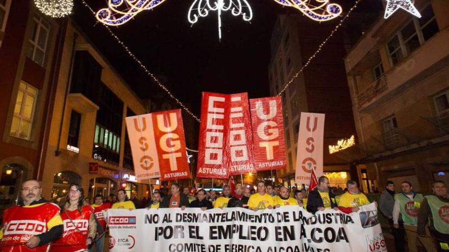 Cabecera de la multitudinaria manifestación que se celebró en Avilés en defensa de la industria.