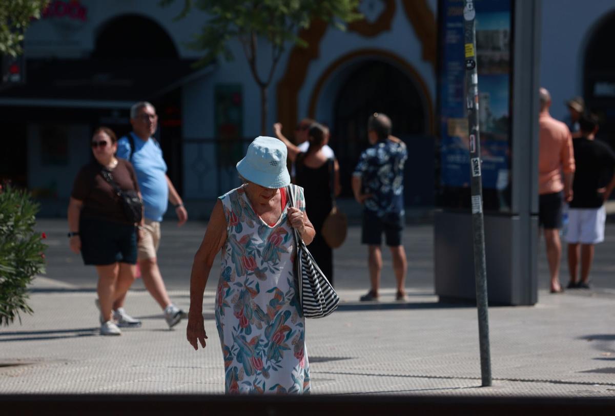 05/07/2026 Varias personas se protegen del sol con sombreros. A 05 de julio de 2026, en Sevilla (Andalucía, España). Andalucía se sitúa como la comunidad que registra las temperaturas más altas durante la segunda ola de calor del verano, declarada el pasado viernes. En la primera jornada de este episodio, Sevilla capital ha marcado la máxima de España con 42,9 grados, en una clasificación de las diez temperaturas más elevadas del país en la que siete corresponden a localidades andaluzas. SOCIEDAD Rocío Ruz - Europa Press