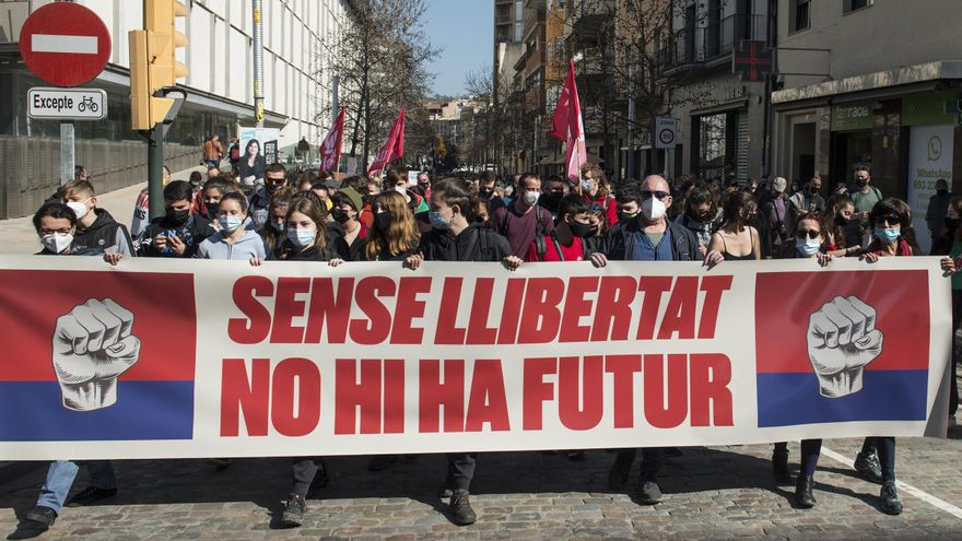 Cientos de personas se manifiestan en Barcelona en apoyo a Hasél